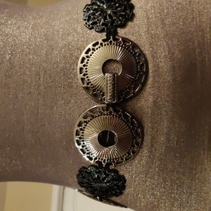 Metall and black  streachable belt. Excellent condition.